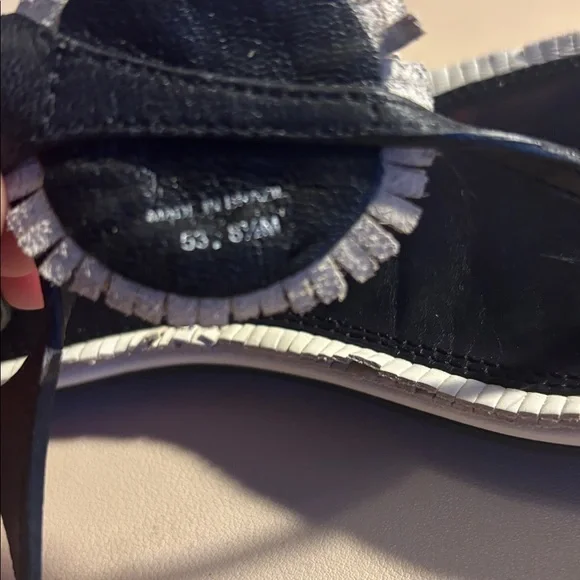 Tory Burch Black Leather Thong Sandals with White Trim Medallion - Picture 7 of 8